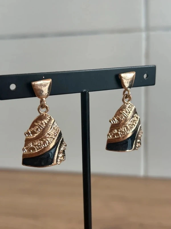 Petites boucles d’oreilles dorées et noir effet chic et rétro